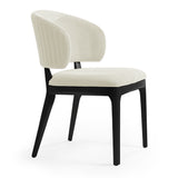 Silla con respaldo curvo acolchado.
