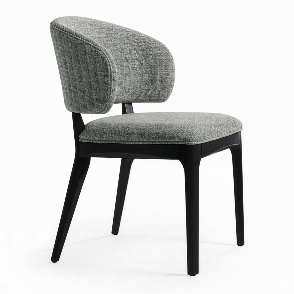 Silla con respaldo curvo acolchado.