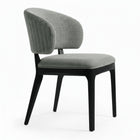 Silla con respaldo curvo acolchado.