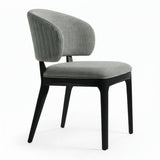 Silla con respaldo curvo acolchado.