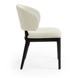 Silla con respaldo curvo acolchado.