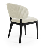 Silla con respaldo curvo acolchado.