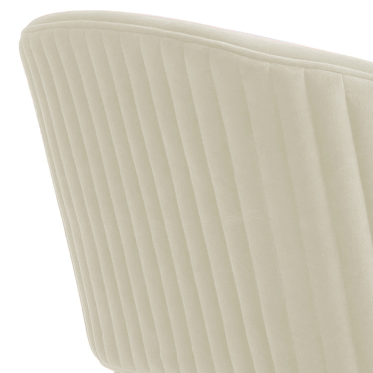 Silla con respaldo curvo acolchado.