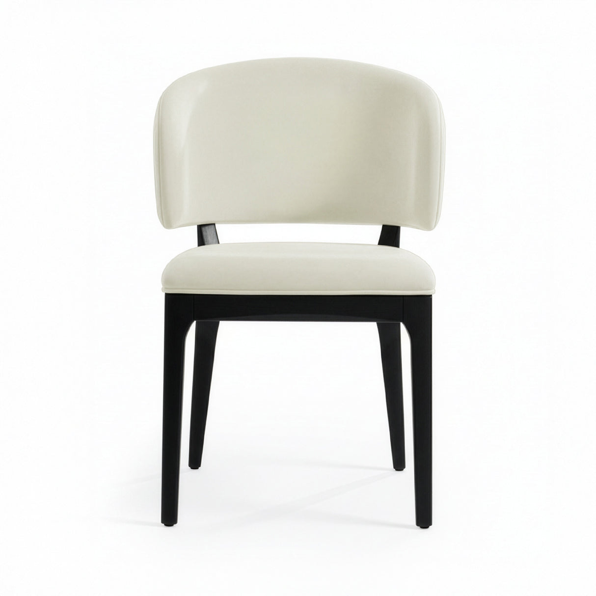 Silla con respaldo curvo acolchado.