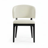 Silla con respaldo curvo acolchado.