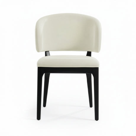 Silla con respaldo curvo acolchado.