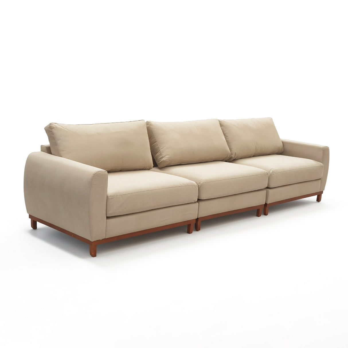 Sofá de tres cuerpos color beige con tapizado impermeable