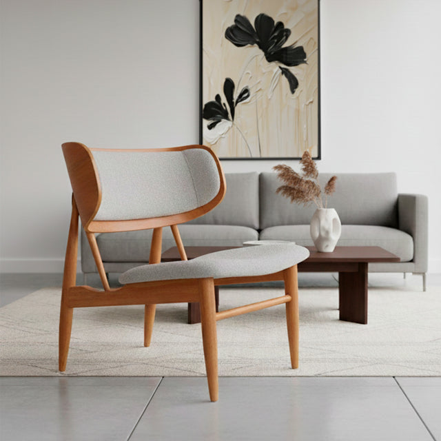 Poltrona de madera con tapizado bouclé colro gris