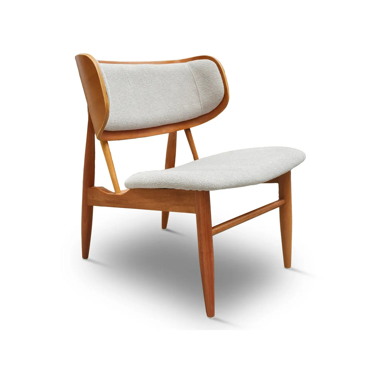 Poltrona de madera con tapizado bouclé colro gris