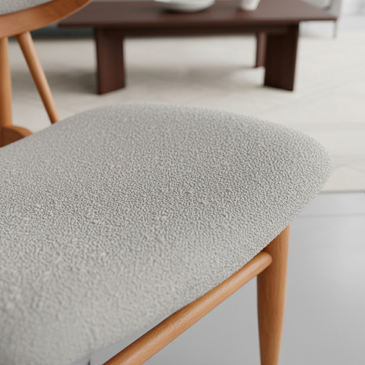 Poltrona de madera con tapizado bouclé colro gris