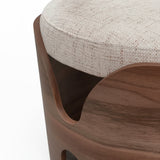 Poltrona de lino color beige con madera color nogal