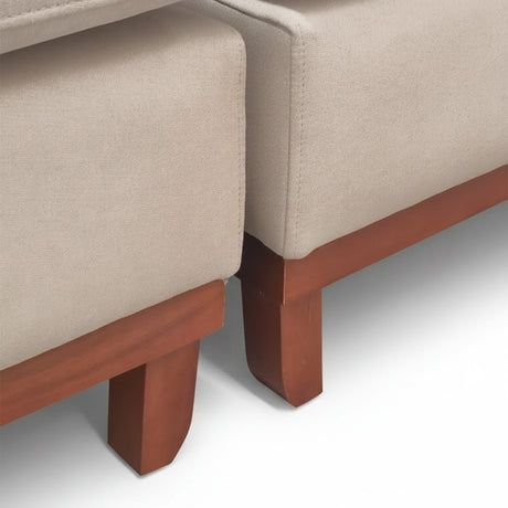 Sofá de tres cuerpos color beige con tapizado impermeable