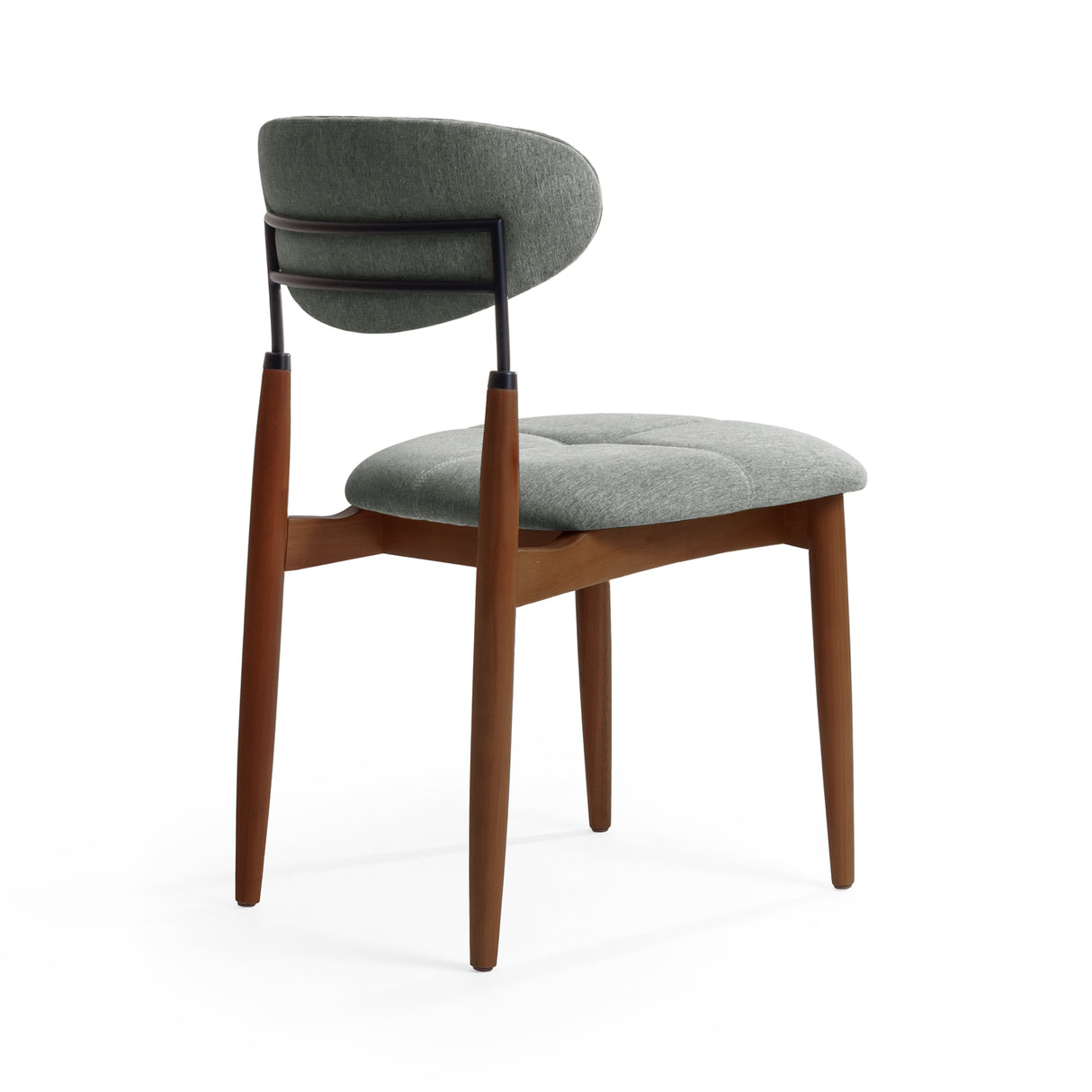 Silla de madera con respaldo y asiento acolchados.