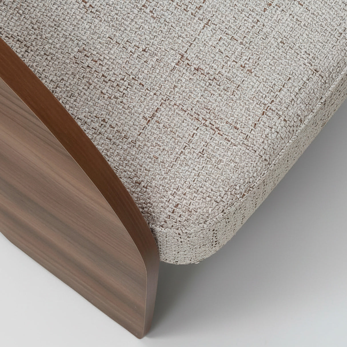 Poltrona de lino color beige con madera color nogal
