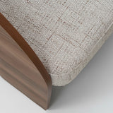 Poltrona de lino color beige con madera color nogal