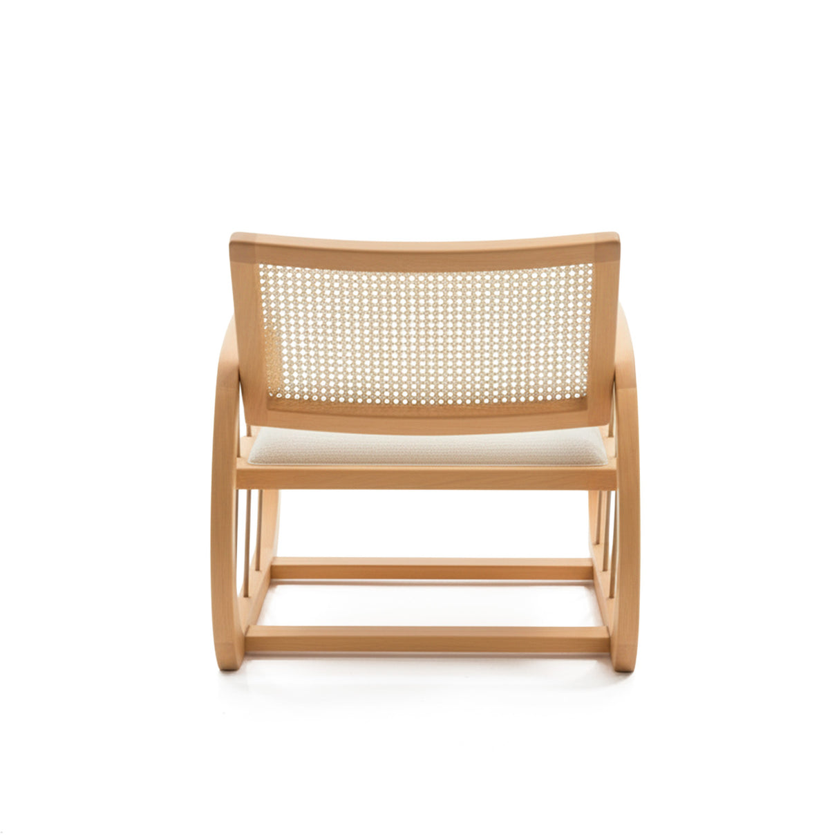 poltrona de madera color natural con respaldo con junco 