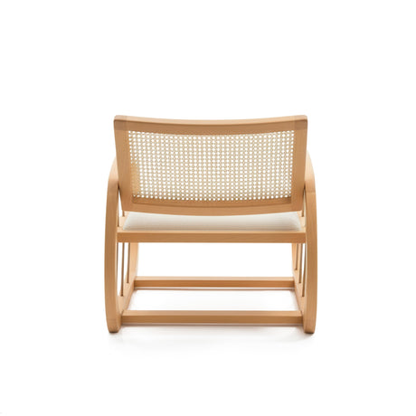 poltrona de madera color natural con respaldo con junco 