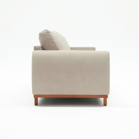 Sofá de tres cuerpos color beige con tapizado impermeable
