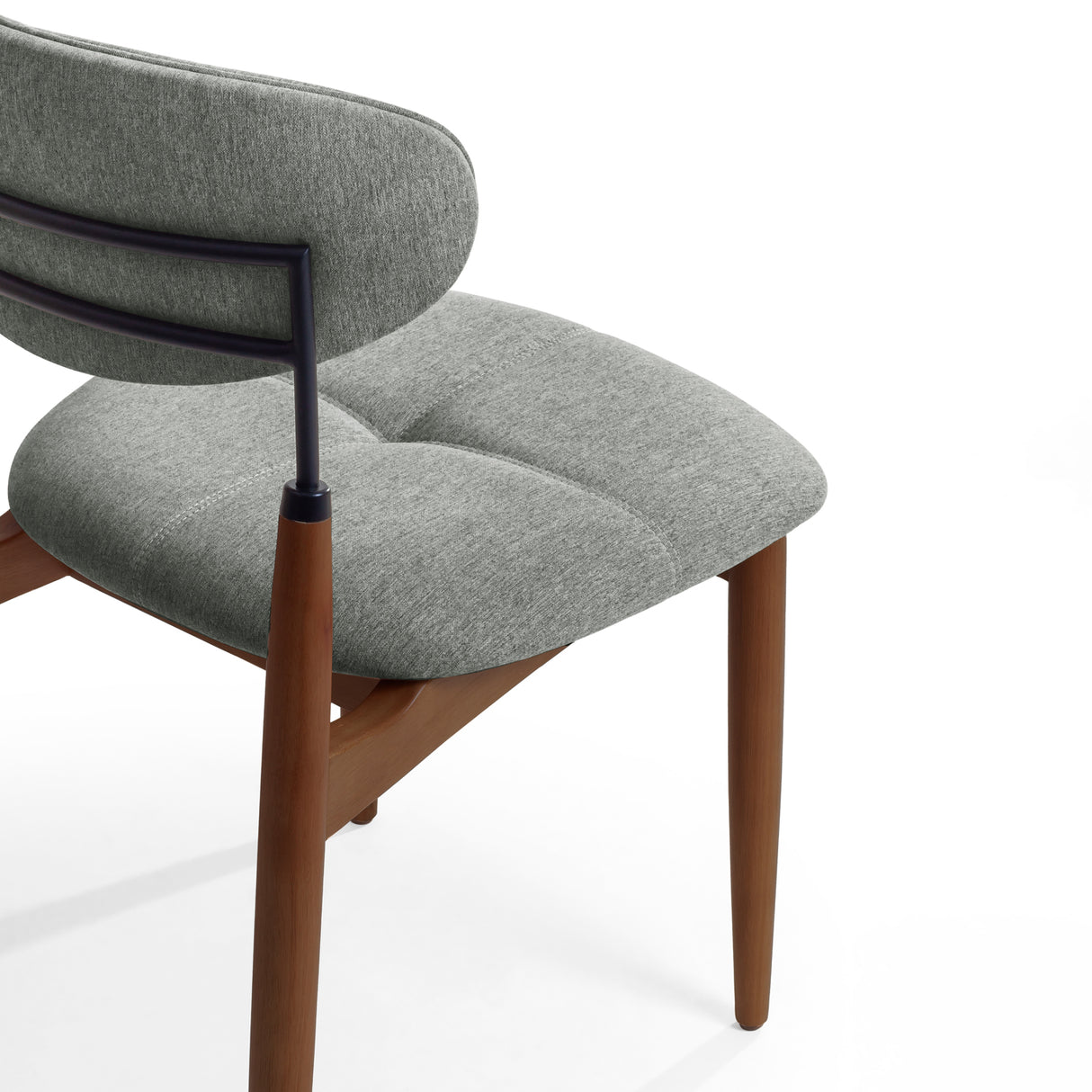 Silla de madera con respaldo y asiento acolchados.