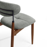 Silla de madera con respaldo y asiento acolchados.