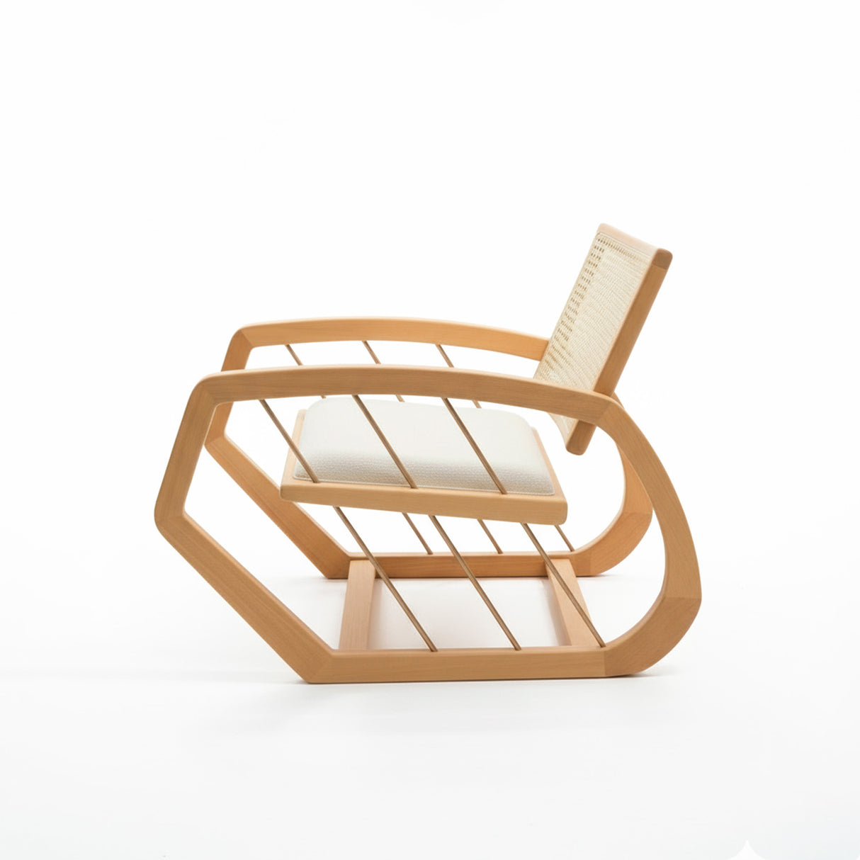 poltrona de madera color natural con respaldo con junco 