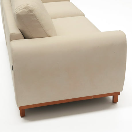 Sofá de tres cuerpos color beige con tapizado impermeable