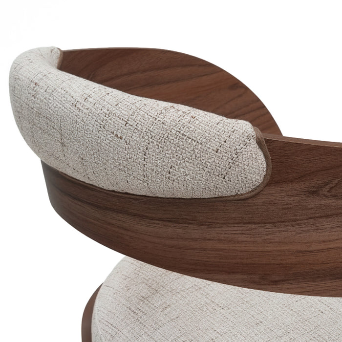 Poltrona de lino color beige con madera color nogal