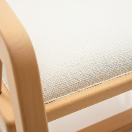 poltrona de madera color natural con respaldo con junco 