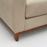 Sofá de tres cuerpos color beige con tapizado impermeable