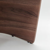 Poltrona de lino color beige con madera color nogal