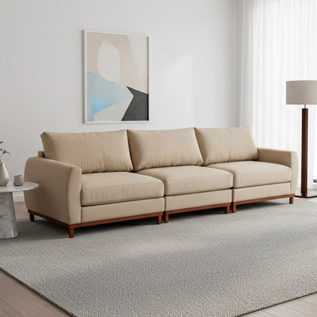 Sofá de tres cuerpos color beige con tapizado impermeable