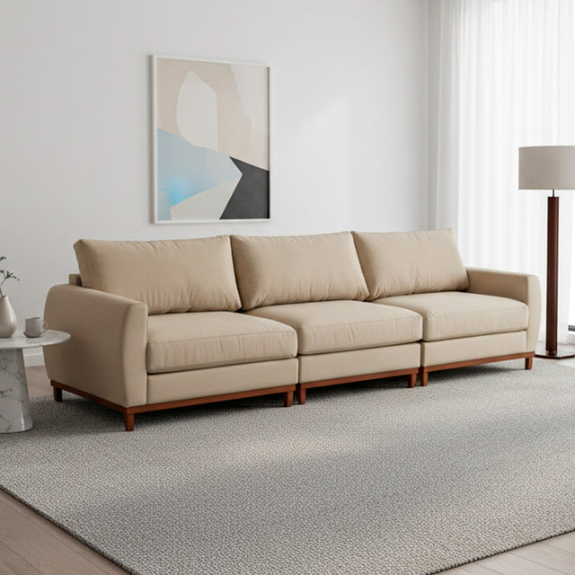Sofá de tres cuerpos color beige con tapizado impermeable