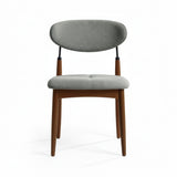 Silla de madera con respaldo y asiento acolchados.