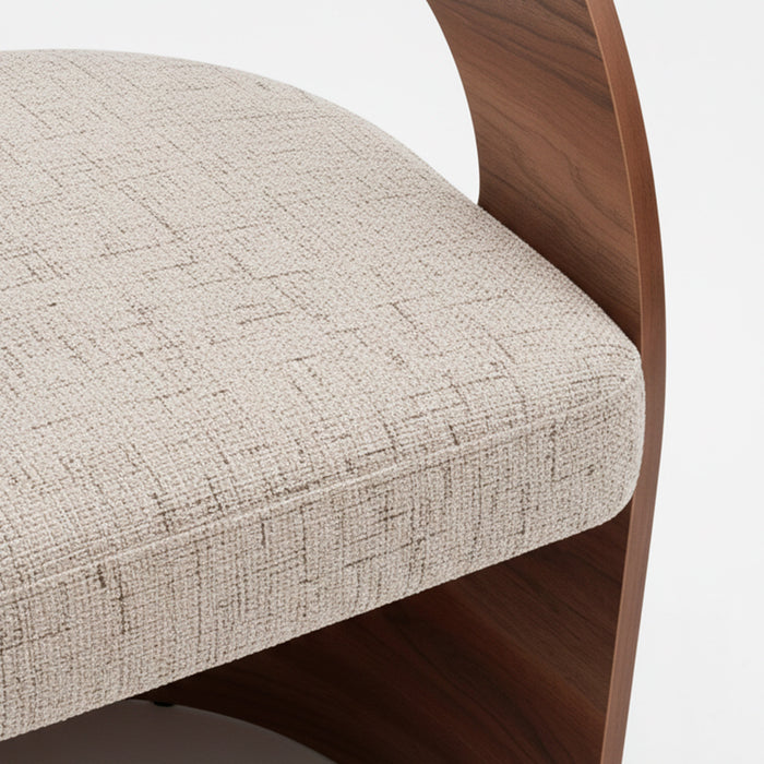 Poltrona de lino color beige con madera color nogal