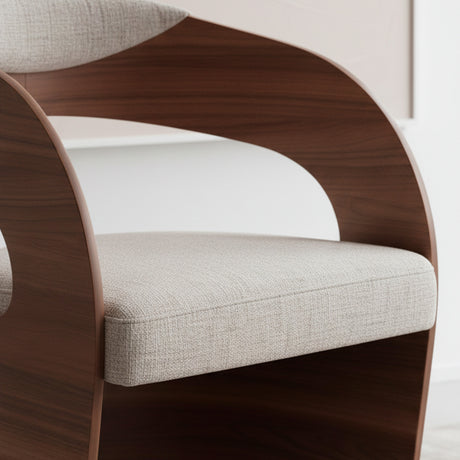 Poltrona de lino color beige con madera color nogal