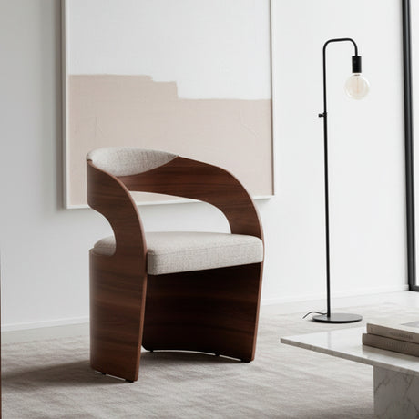 Poltrona de lino color beige con madera color nogal