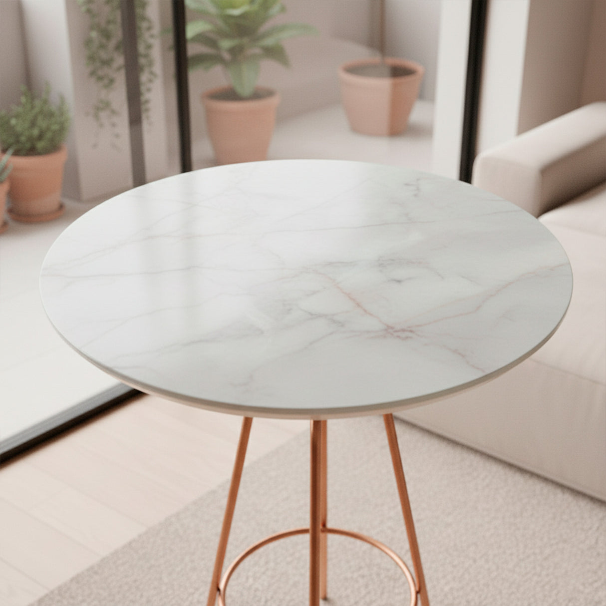 Mesa alta para terraza cubierta de mármol y detalles en dorado. 