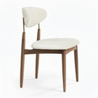 Silla de madera con respaldo y asiento acolchados beige.