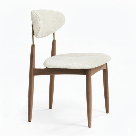 Silla de madera con respaldo y asiento acolchados beige.