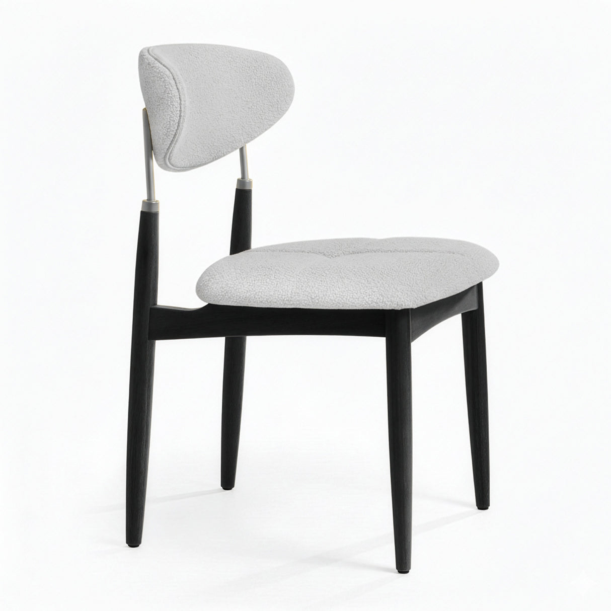 Silla de madera con respaldo y asiento acolchados de color gris.