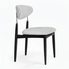 Silla de madera con respaldo y asiento acolchados de color gris.
