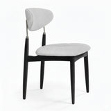 Silla de madera con respaldo y asiento acolchados de color gris.
