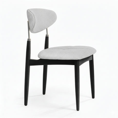 Silla de madera con respaldo y asiento acolchados de color gris.