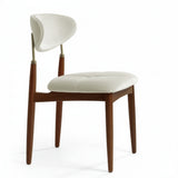 Silla de madera con respaldo y asiento acolchados beige.