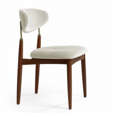 Silla de madera con respaldo y asiento acolchados beige.