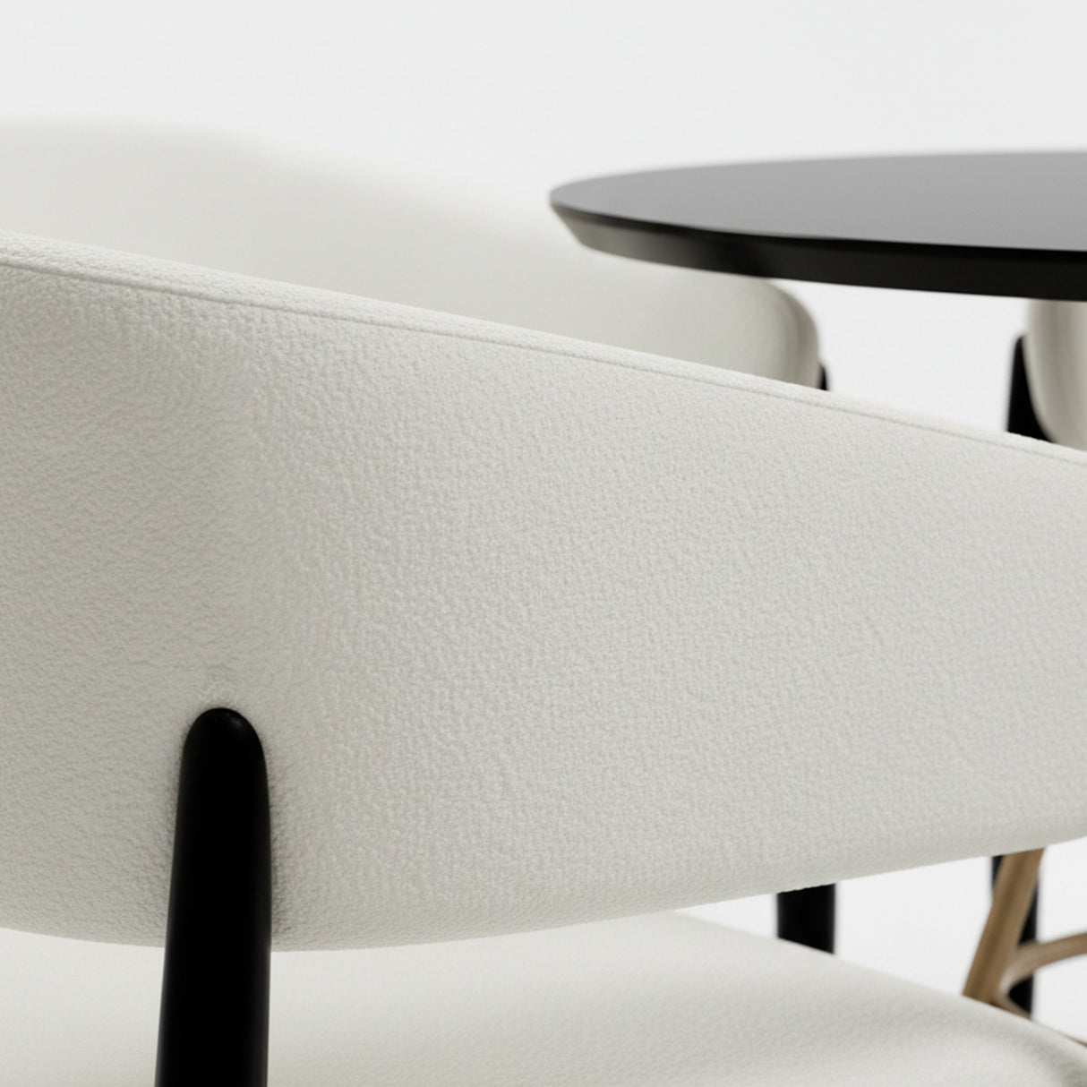 Set de mesa de comedor circular color negro con juego de cuatro sillas color blanco.