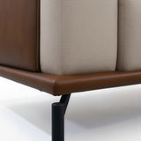 Pata de metal de Sofá con detalle en eco cuero