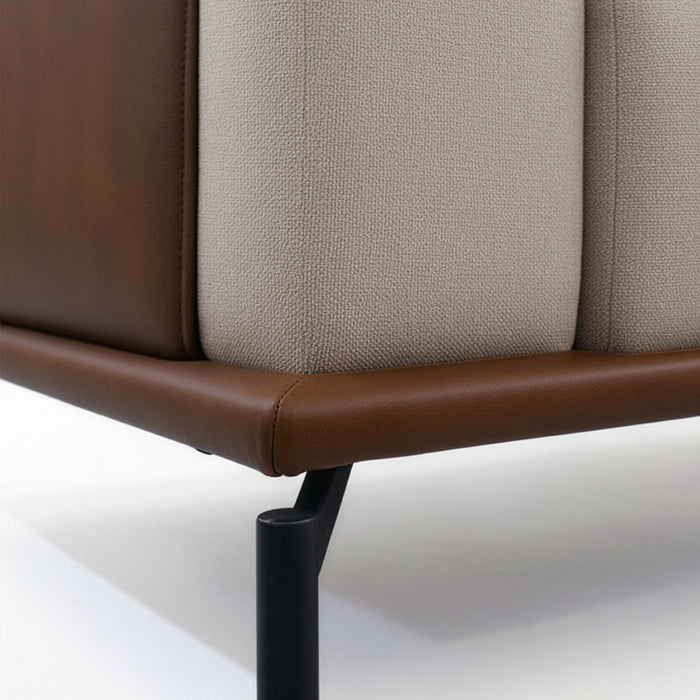 Pata de metal de Sofá con detalle en eco cuero