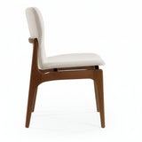 Silla de madera con asiento y respaldo acolchado ergonómico color beige claro.