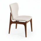 Silla de madera con asiento y respaldo acolchado ergonómico color beige claro.